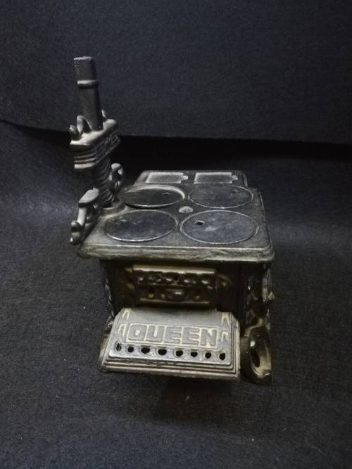 Miniature Antique Cast Iron Queen stove -  Salesman Sample