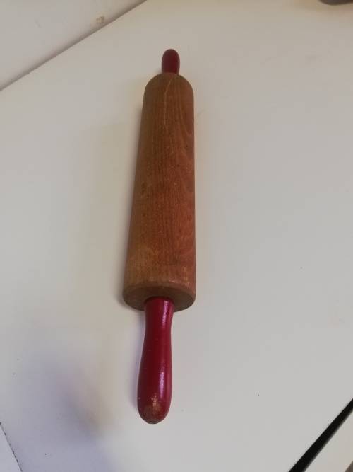 Cake roller with red handles