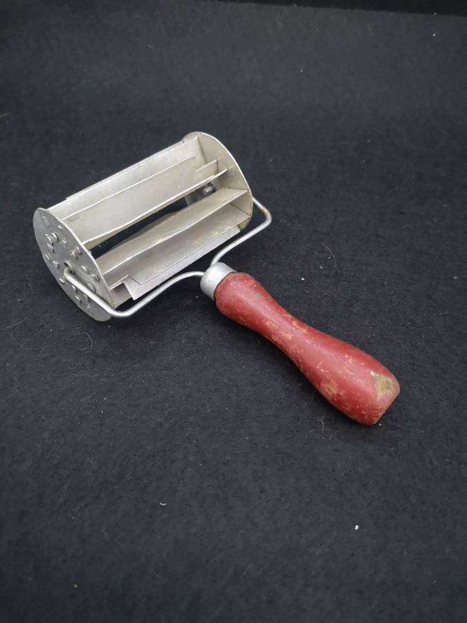 Koeksister cutter with wooden handle