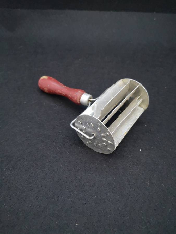 Koeksister cutter with wooden handle