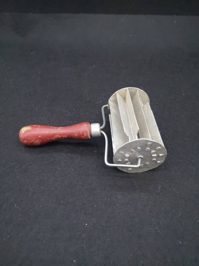 Koeksister cutter with wooden handle