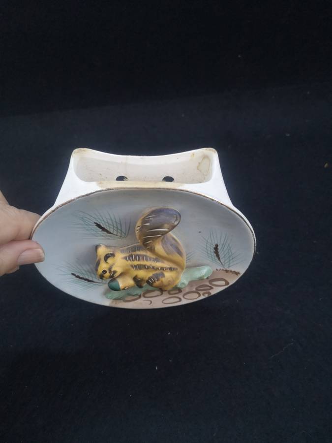 Squirrell wall pocket