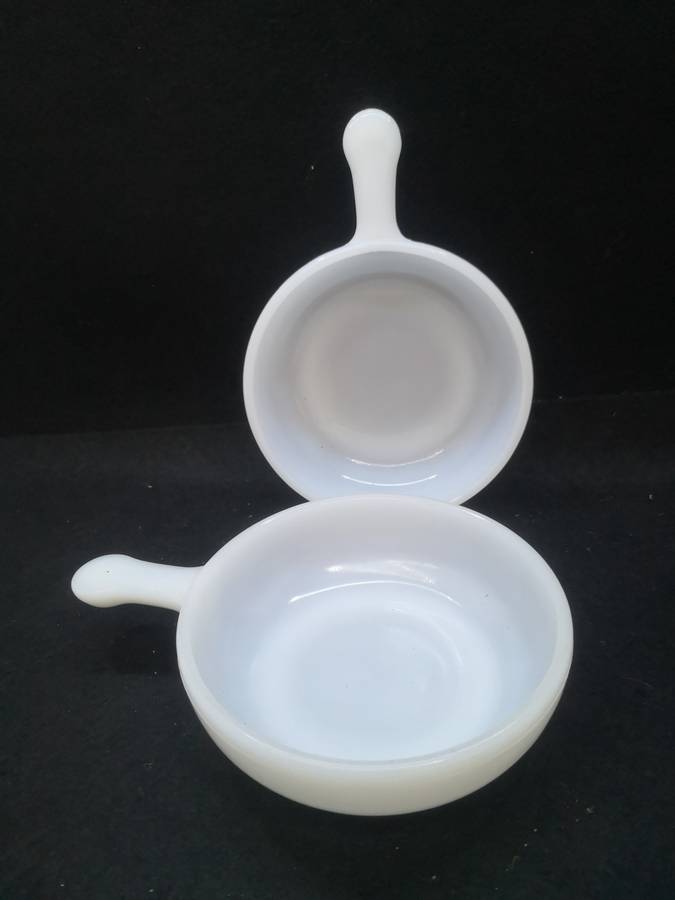 Milk glass Glassbake dishes