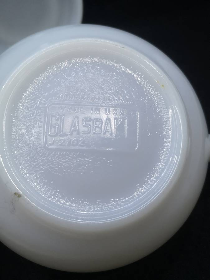 Milk glass Glassbake dishes