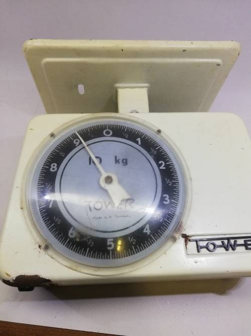 Tower kitchen scale