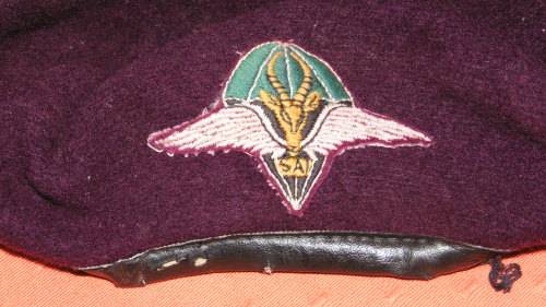 1 PARACHUTE BATTALION BERET SIZE +- 55 (OLD BADGE)