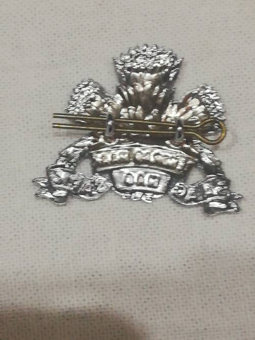 SA ARMOUR CORPS CAP BADGE WITH LUGS