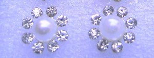 *STUNNING PEARL DIAMANTE EARINGS *