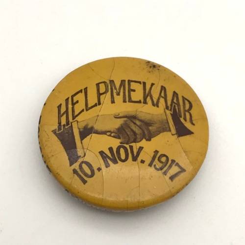 Scarce WW1 `HELPMEKAAR 10. NOV.1917`Lapel Badge (1914/15 Rebellion)