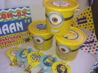 6 x Minion themed personalized party bucket