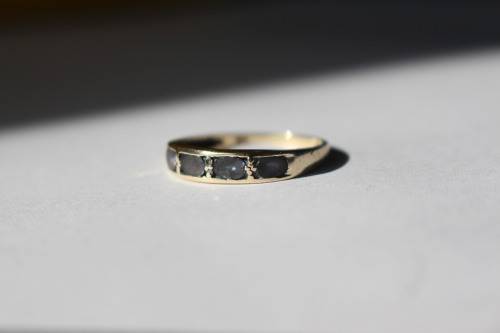 Vintage 9carat Solid Gold Ring set with 4oval Tanzanites and 2round Diamonds, 1.53 grams