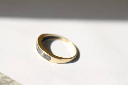 Vintage 9carat Solid Gold Ring set with 4oval Tanzanites and 2round Diamonds, 1.53 grams