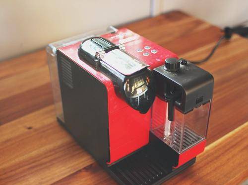 Nespresso Lattissima espresso machine (RED)