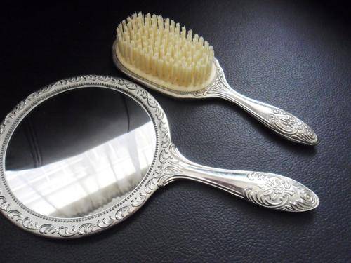 Stunning Vintage Silver Plates Comb Set!