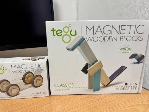 Tegu 14 Piece magnetic wooden blocks + 4 Piece magnetic wooden wheels