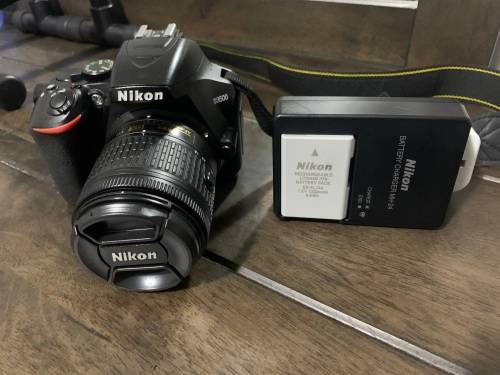 Nikon D3500 24MP Dslr and 18-55mm 1:3.5mm-5.6G VR Lens (Like new) WORTH R16K!!!