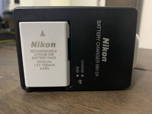 Nikon D3500 24MP Dslr and 18-55mm 1:3.5mm-5.6G VR Lens (Like new) WORTH R16K!!!