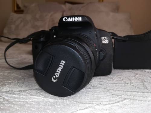Canon 700D 18mp DSLR w/ Canon 35-80mm lens (Excellent Condition)