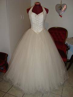 beautiful CREAM TULLE wedding dress - size 32