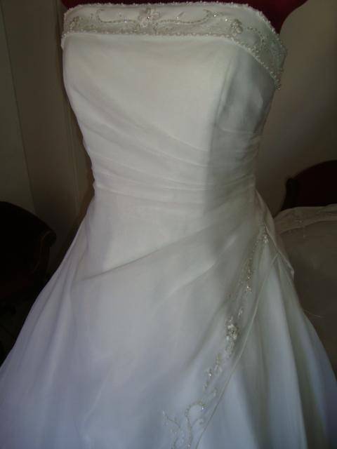 STRAPLESS satin and organza wedding dress - SIZE 38