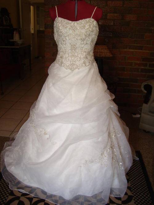 WEDDING DRESS - size 36/38 - so so stunning !!!!! Never again for this price !!