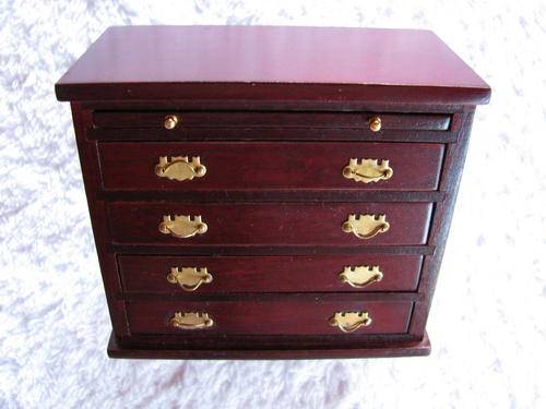 VICTORIAN CHEST OF DRAWERS (DEL PRADO)