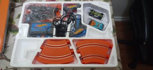 Hot Weels Slot car track set with cars - complete and working, in box!
