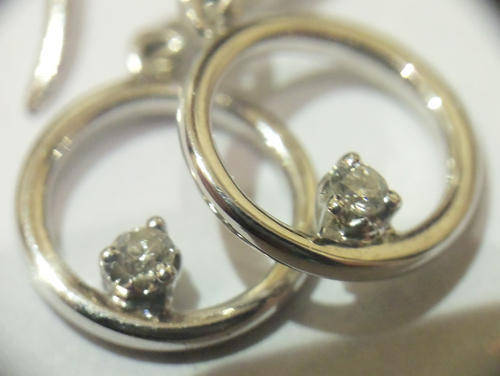 !!!!!STUNNING  , 9ct white gold 0.04ct diamond earings!!!!!!1