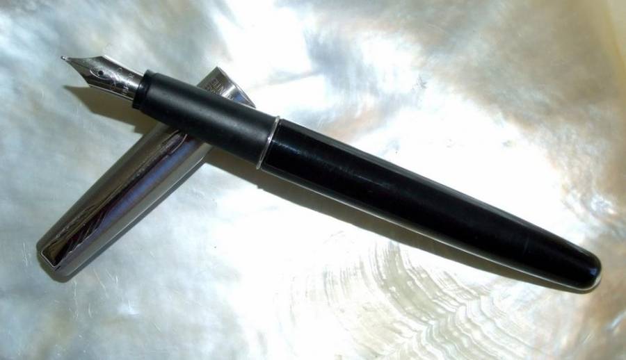 PARKER FRONTIER FOUNTAIN PEN AND PENCIL SET IN ORIGINAL CASE, WITH PAPER, UN-INKED