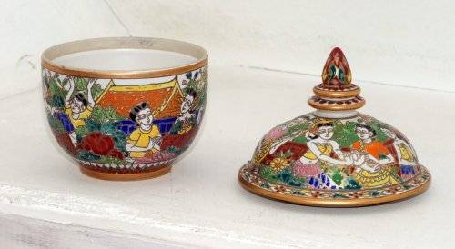 Lovely decorative Oriental Bowl with Lid