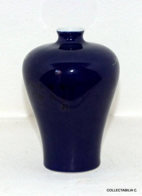Beautiful Chinese vase with backstamp, dark blue with nature scene, as new.