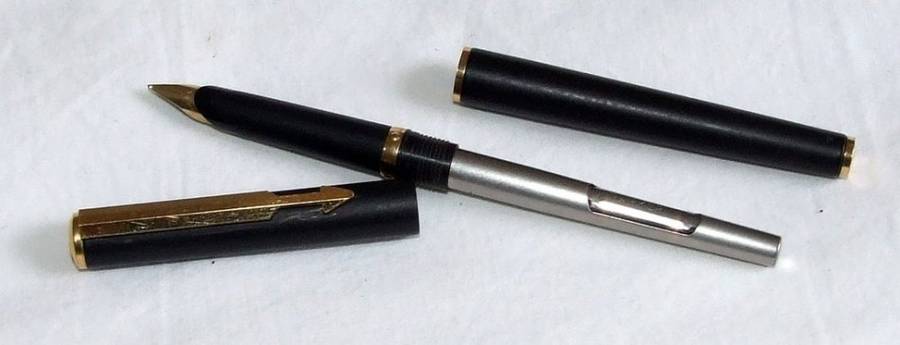 Vintage epoxy matt black with gold trim 1984 PARKER ARROW Fountain Pen in excellent condition