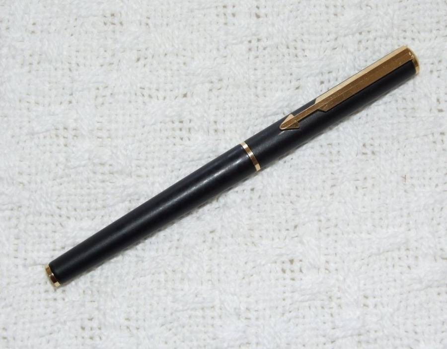 Vintage epoxy matt black with gold trim 1984 PARKER ARROW Fountain Pen in excellent condition