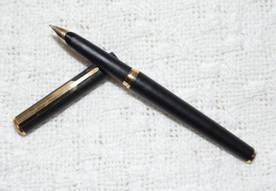 Vintage epoxy matt black with gold trim 1984 PARKER ARROW Fountain Pen in excellent condition