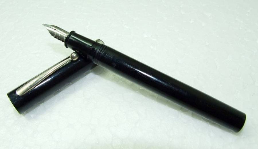 Vintage short section SHEAFFER NO NONSENSE Fountain Pen in good condition, Fine Italic nib.