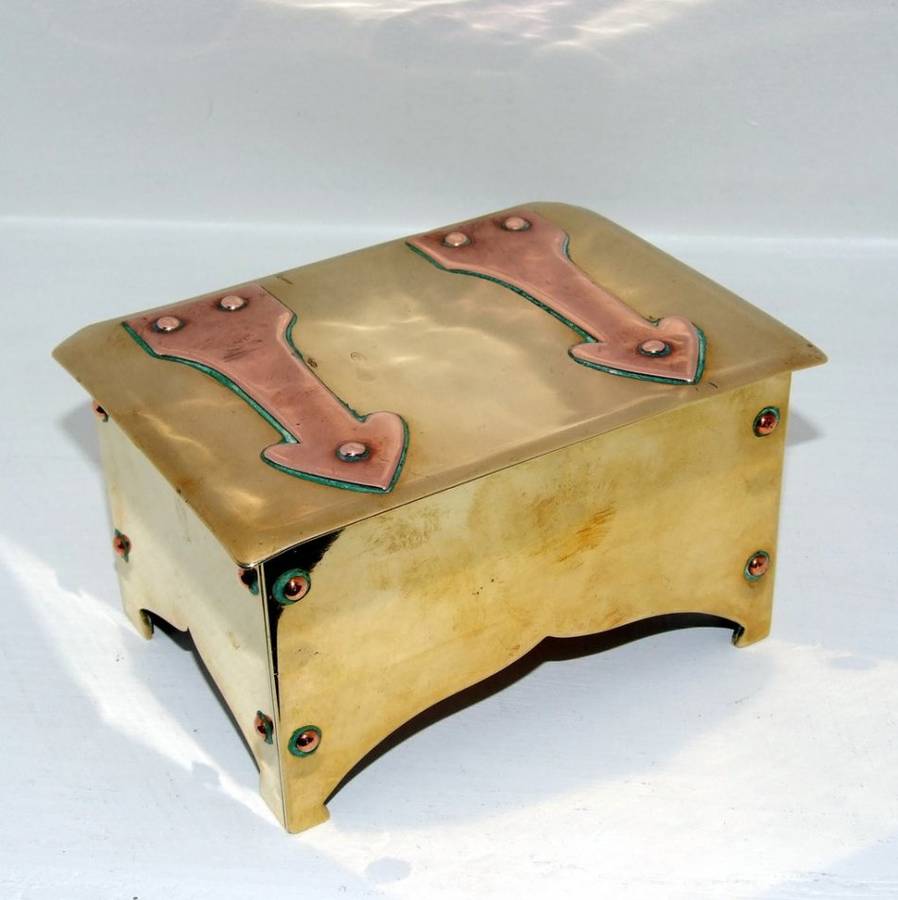 Antique ARTS & CRAFTS Brass & Copper trinket box in great condition.  140 x 100 x 75mm; 750grams