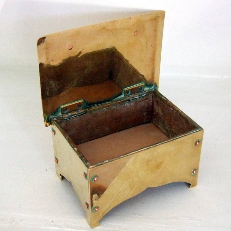 Antique ARTS & CRAFTS Brass & Copper trinket box in great condition.  140 x 100 x 75mm; 750grams
