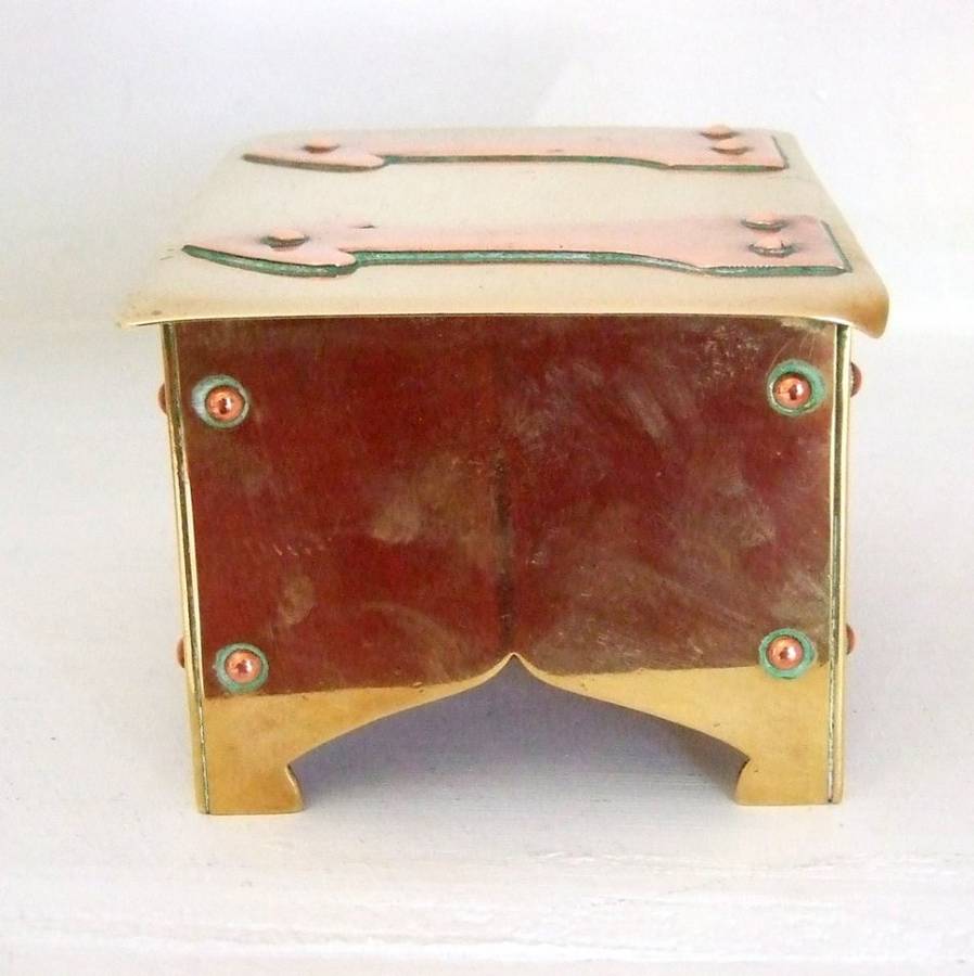 Antique ARTS & CRAFTS Brass & Copper trinket box in great condition.  140 x 100 x 75mm; 750grams