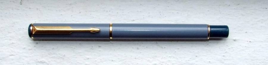 An unusual "feathered clip" gf PARKER VECTOR Fountain Pen in working condition.