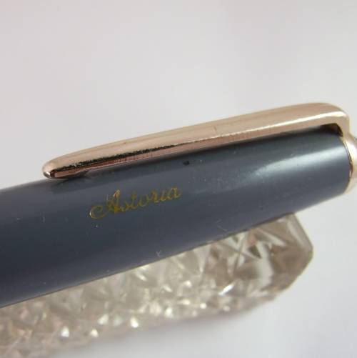 Rare German made ASTORIA piston fill fountain pen - UN-INKED!