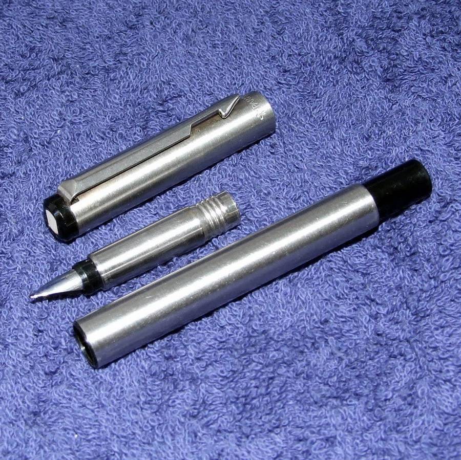 Nice clean 1986(YL) Made in UK Parker Vector Flighter Fountain Pen