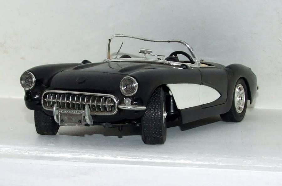 Burago 1/18 scale 1957 Chevrolet Corvette