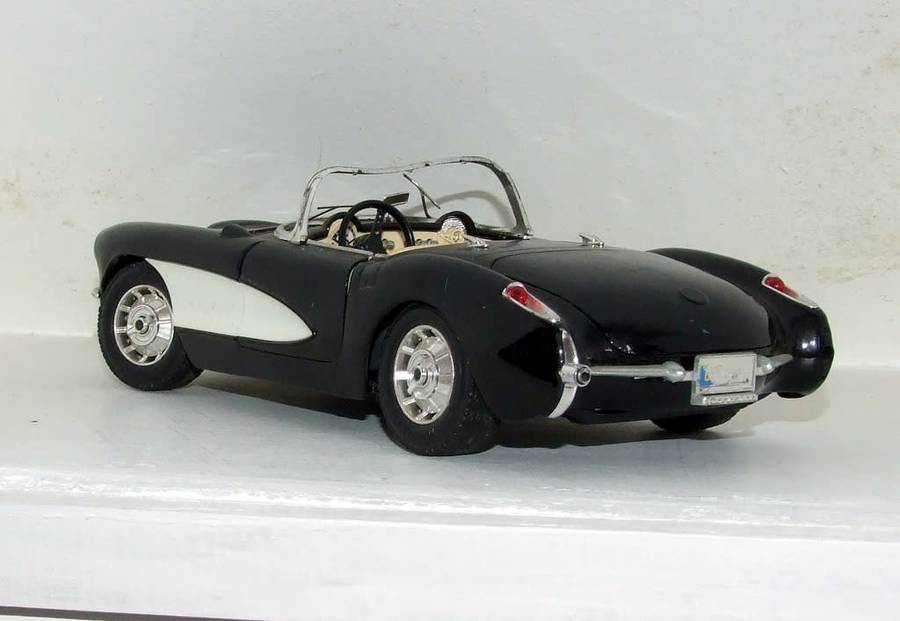Burago 1/18 scale 1957 Chevrolet Corvette