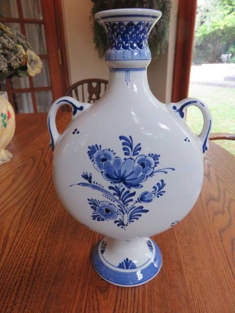 A Dutch de Porceleyne Fles Delfts Blauw footed porcelain moon flask vase.