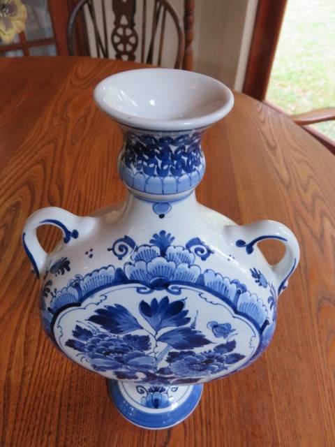 A Dutch de Porceleyne Fles Delfts Blauw footed porcelain moon flask vase.