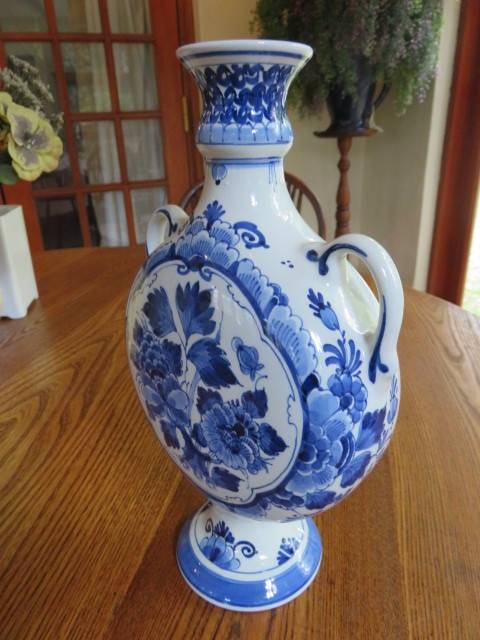 A Dutch de Porceleyne Fles Delfts Blauw footed porcelain moon flask vase.
