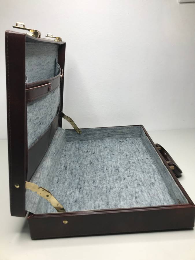 Briefcase brown leather  Inner sleeves second hand