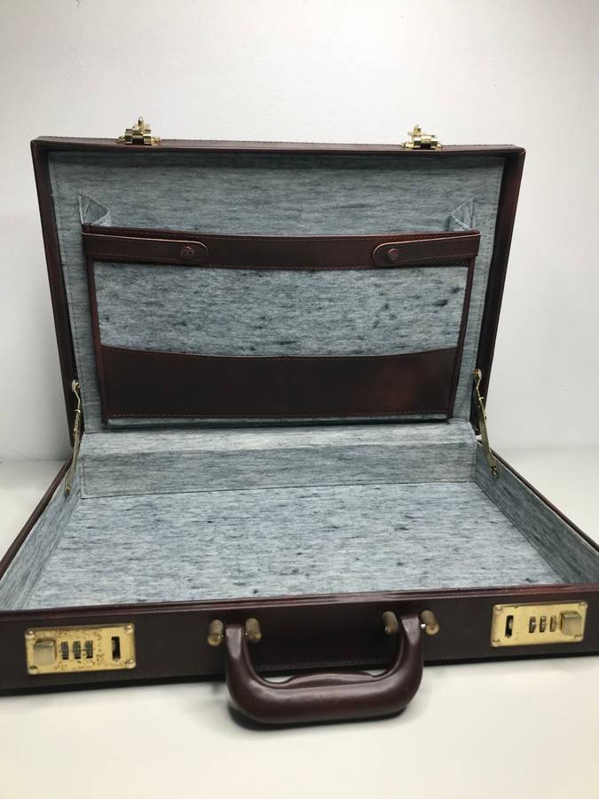 Briefcase brown leather  Inner sleeves second hand