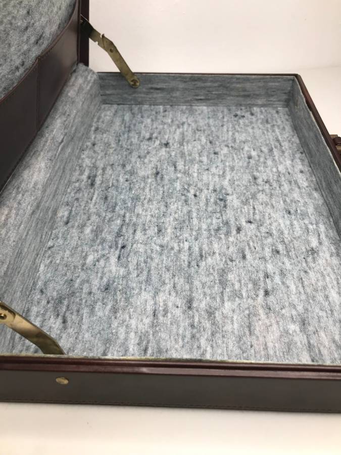 Briefcase brown leather  Inner sleeves second hand