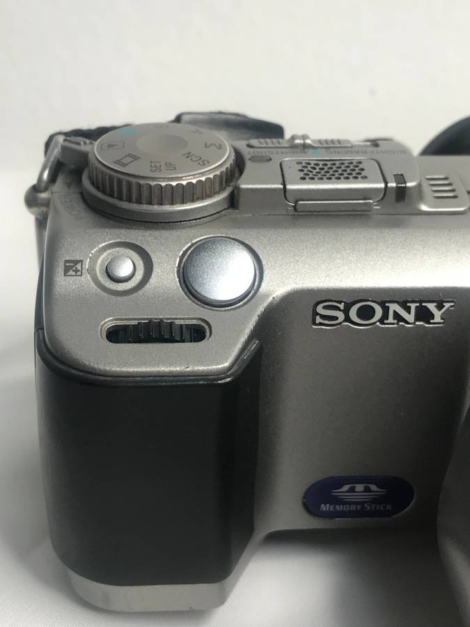 Sony MPEGMovie EX Digital Camera DSC-F707 with owners manua, carry strap, data cable no charger